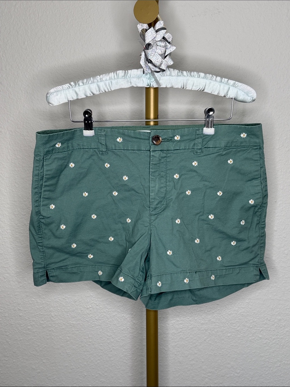 Old Navy Everyday Shorts Sage Green Embroidered Daisies Stretch Sz 10